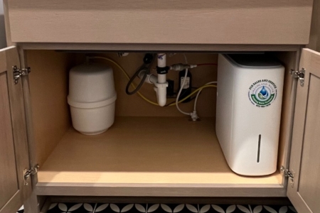 Under-sink drinking water filter connected to a kitchen faucet